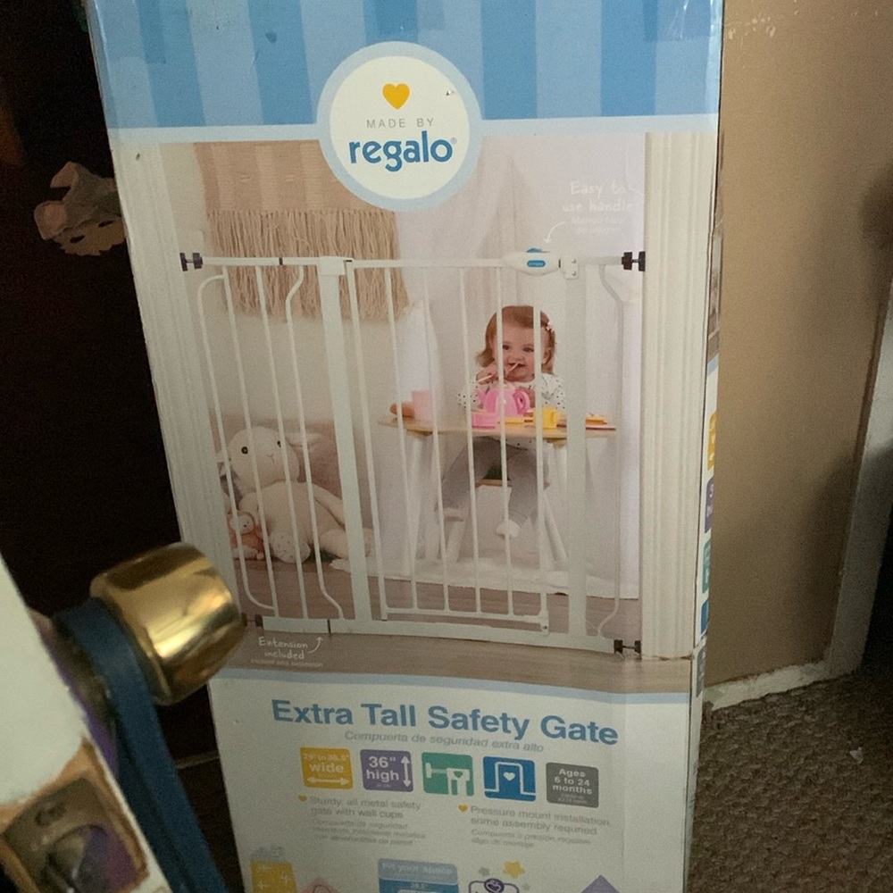 I’m selling a white baby gate from Walmart the brand is regalia baby gate